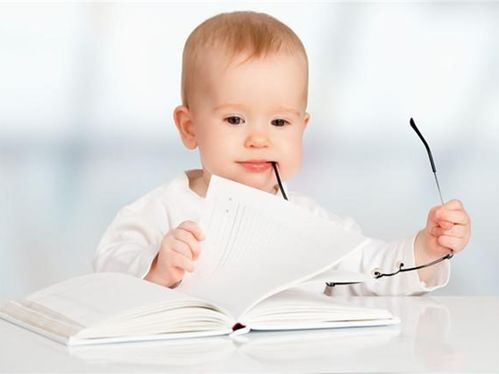 請問嬰兒幾個月可以教他看書