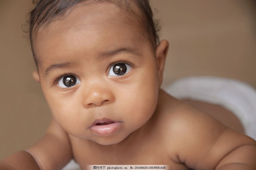 大眼睛的非洲嬰兒圖片