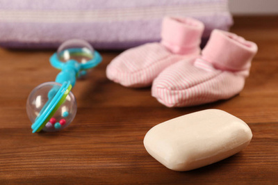 在抽屜上的嬰兒用品