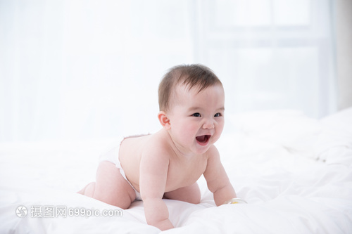 嬰兒在床上爬行