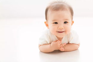 該怎么跟七個(gè)月的小嬰兒互動(dòng)