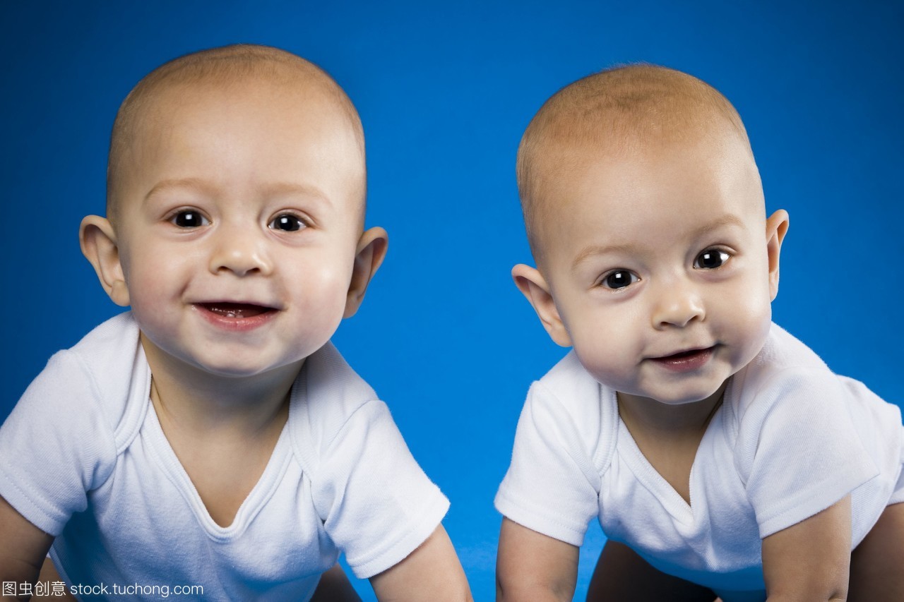 同卵雙胞胎嬰兒