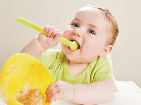 寶寶吃輔食大便干怎么辦,這幾招也許能幫你解決