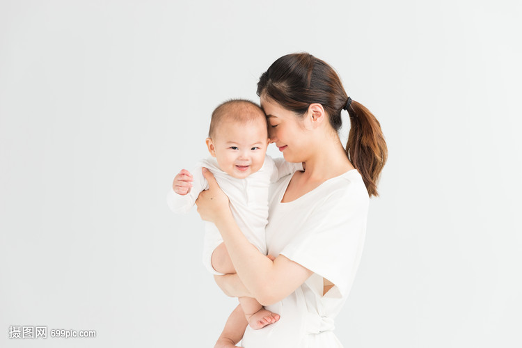 母嬰媽媽抱著寶寶