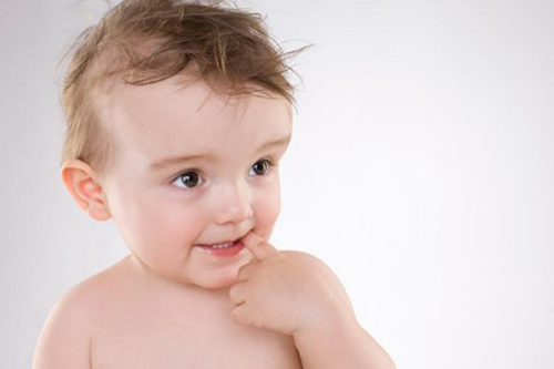 寶寶吃手要不要阻止 告訴你寶寶吃手到底怎么回事_母嬰_網