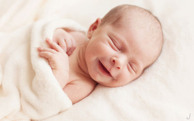 寶寶睡著睡著笑醒了,究竟夢見啥了笑得這么開心_母嬰_網