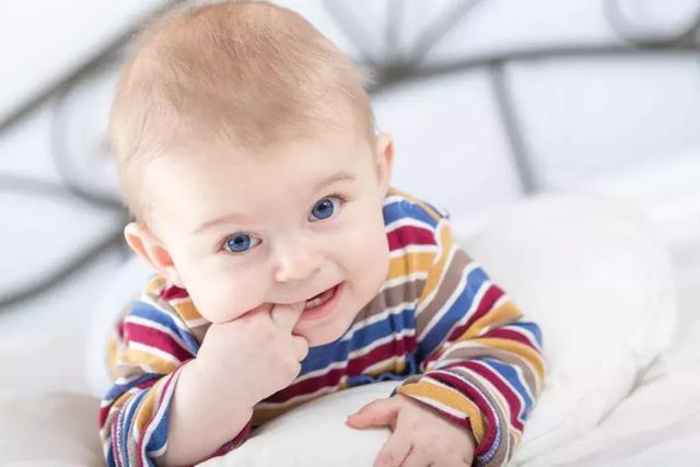 寶寶吃手打斷會影響智力發(fā)育!寶寶吃手時,媽媽應(yīng)該做好這3件事