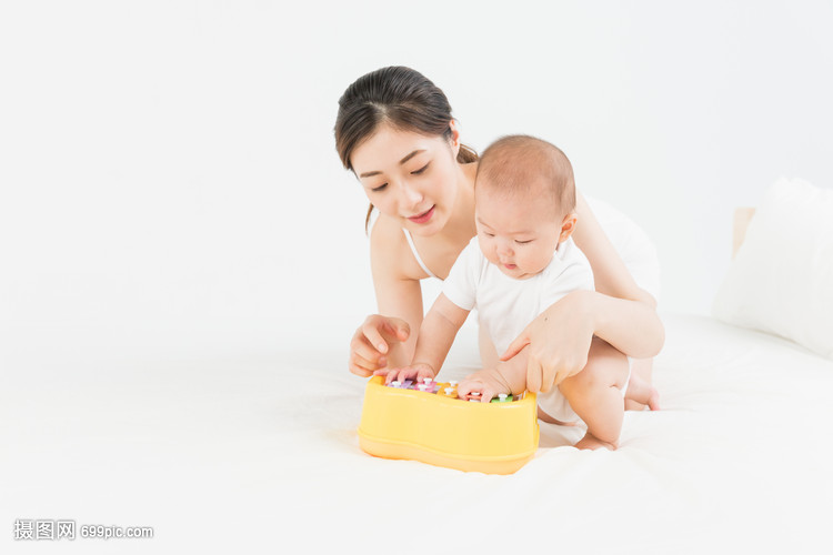 母嬰床上媽媽陪伴寶寶