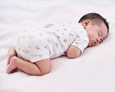 寶寶趴著睡該不該糾正?我敢說一半以上的家長(zhǎng)正在犯錯(cuò)…_嬰兒