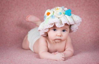 剛滿月嬰兒會趴著抬頭,會壓迫心臟嗎 正常何時開始 注意事項