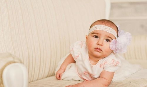 這個常用嬰兒用品可能影響寶寶脊椎健康,這個月齡前,盡量少用