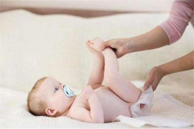 嬰兒尿不濕多久換一次合適呢?很多媽媽還不清楚,早知道,好安排_寶寶